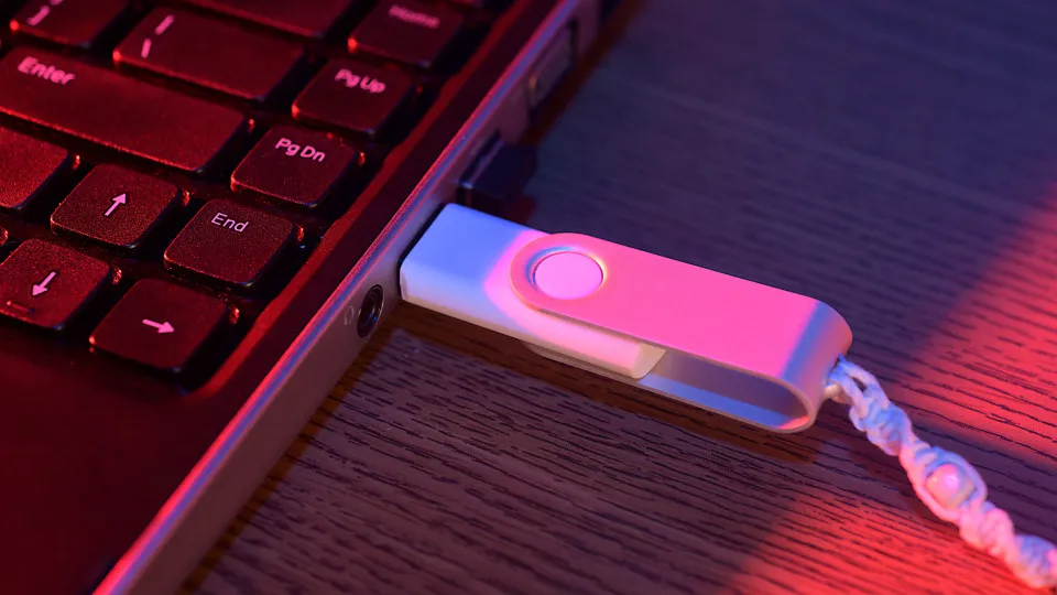 Por que é importante ejetar o pen drive antes de removê-lo do PC