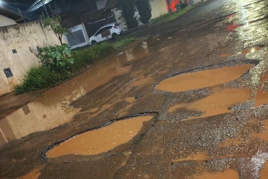 Buracos e lama tomam ruas de bairro e revoltam moradores em Campo Grande
